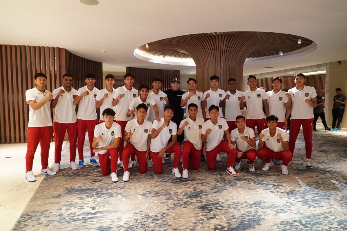 Pesepak bola Radja Nainggolan beri motivasi dan dukungan timnas Indonesia U-17