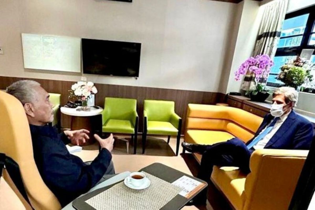 Luhut Pandjaitan bertemu John Kerry di tengah masa pemulihan kesehatan di Singapura