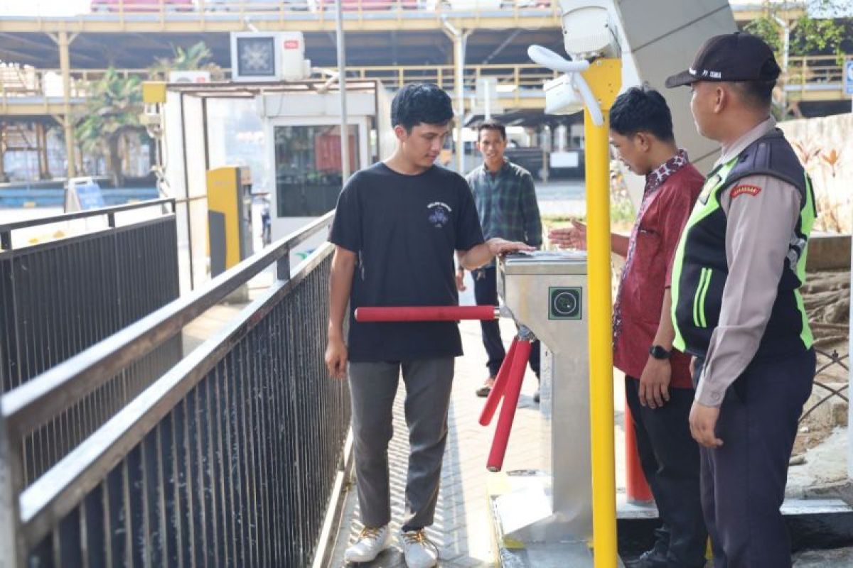 Pelindo Regional 4 Makassar memasang "turnstile" untuk pejalan kaki