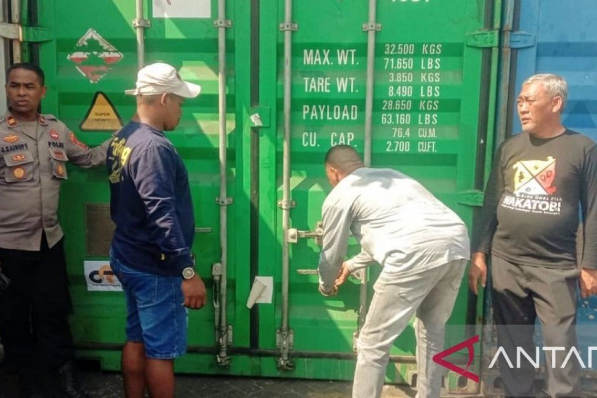 Polisi kawal pembongkaran kontainer bilik suara pemilu 2024  di Pelabuhan  Ambon