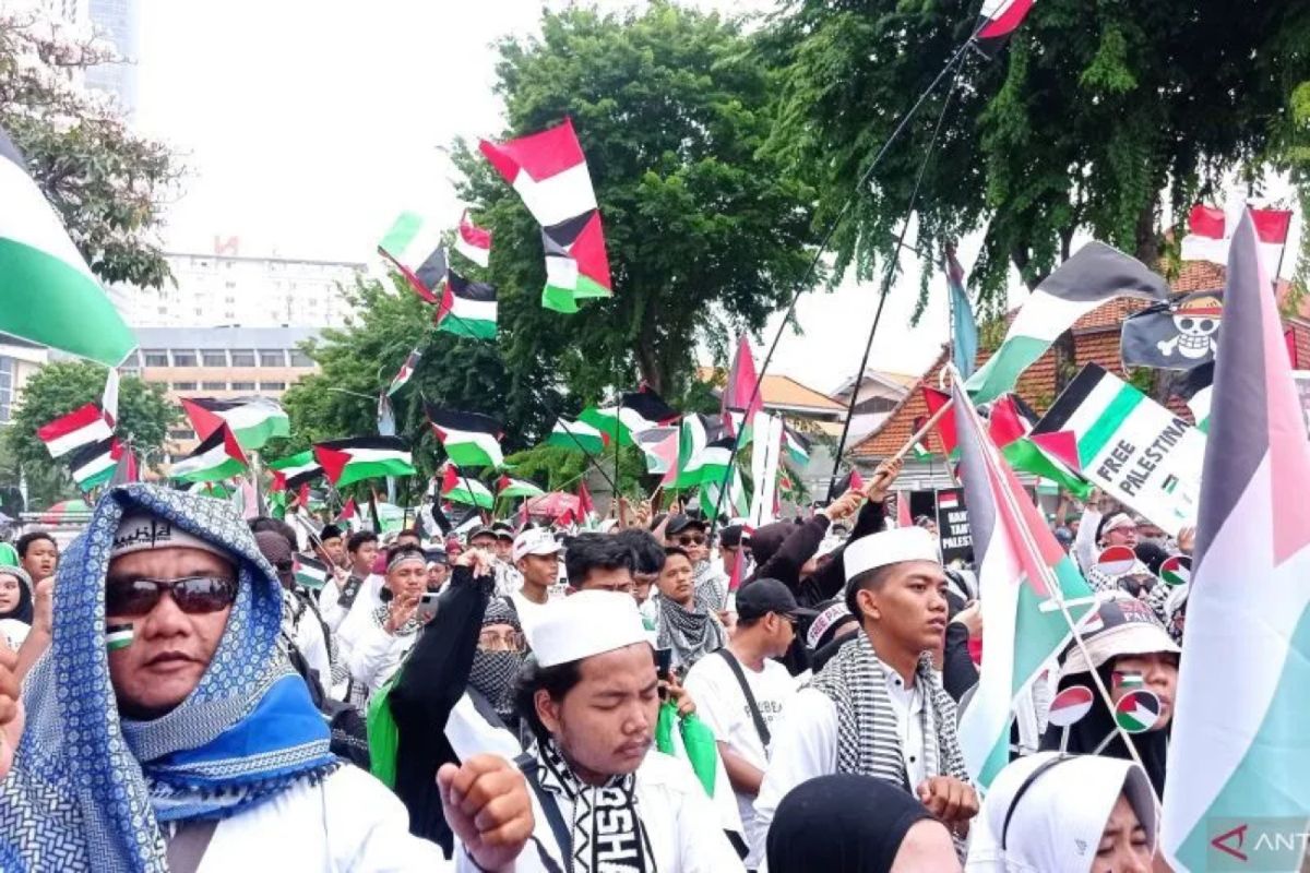 Puluhan ribu warga gelar aksi damai bela Palestina di Surabaya