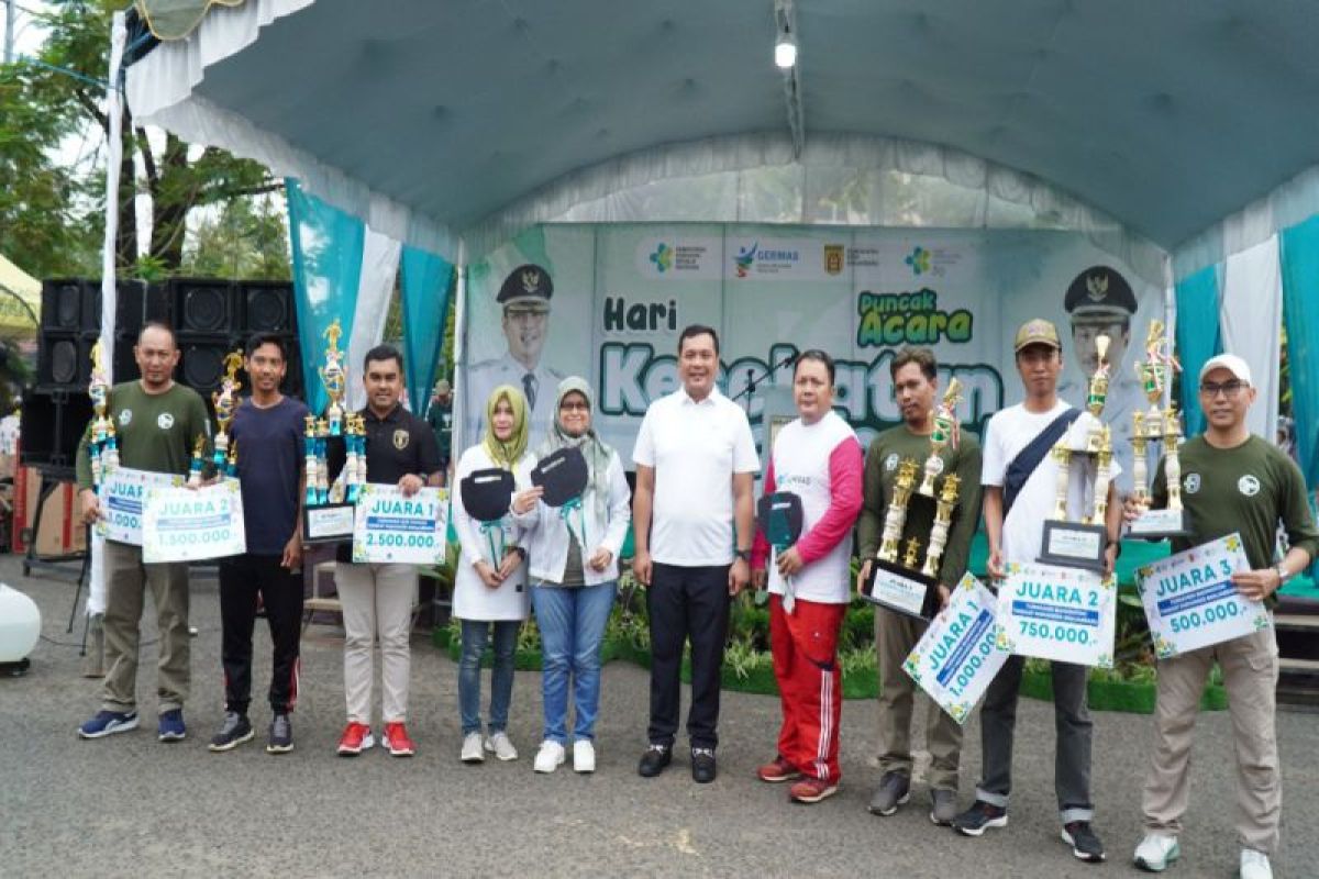 Wali Kota Banjarbaru serahkan kendaraan operasional layanan program Home Care