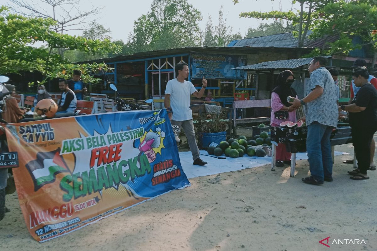 Gerakan solidaritas Palestina bagi semangka gratis  di pantai Penajam