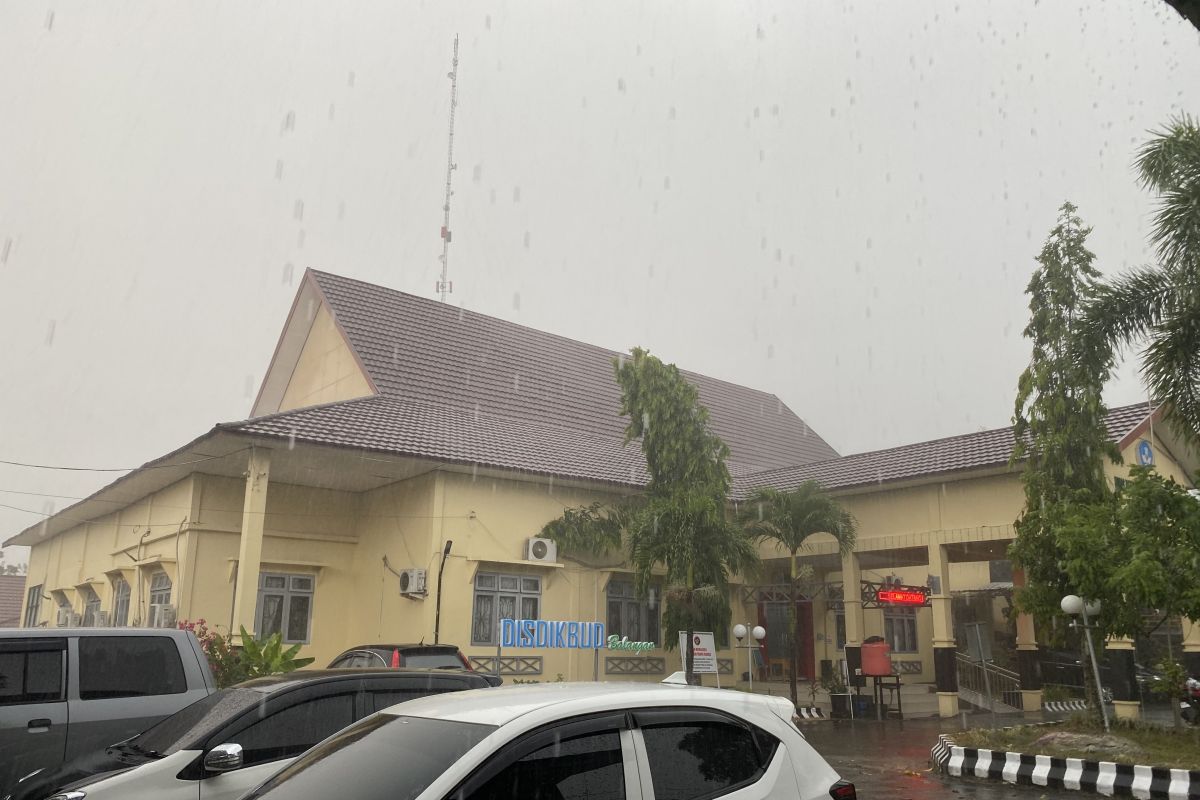 Waspada hujan deras pada Minggu siang di wilayah Kalsel