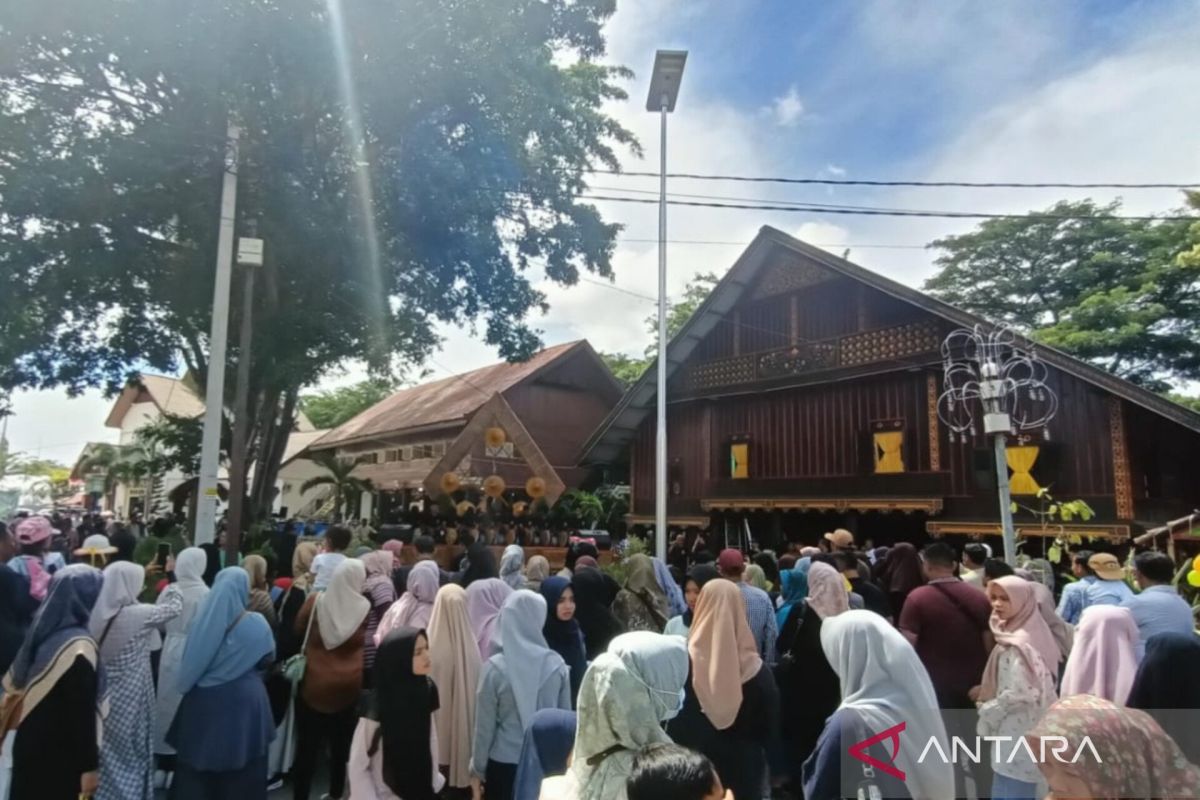 Sanggar Tari Rapa'i Geleng Aceh Selatan pukau pengunjung PKA 8