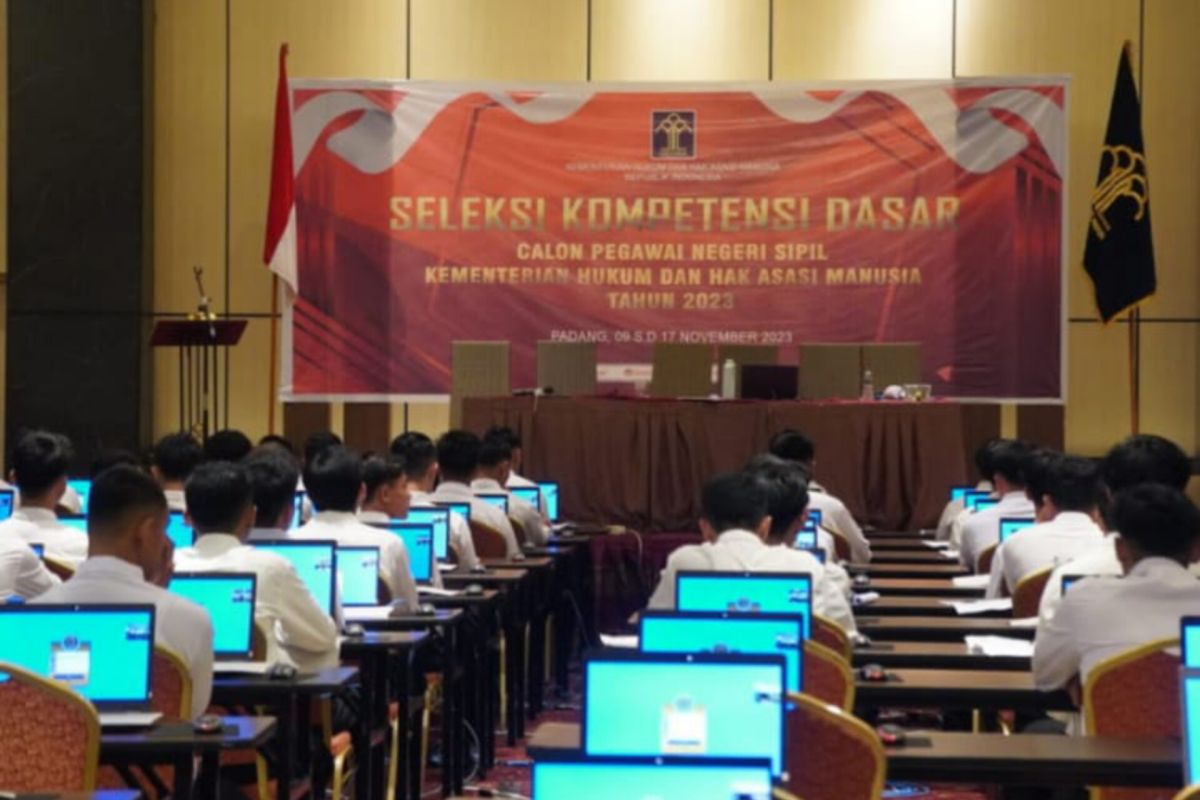 Ribuan calon ASN tes di Padang, Kemenkumham Sumbar : Berikan pelayanan terbaik dan transparan