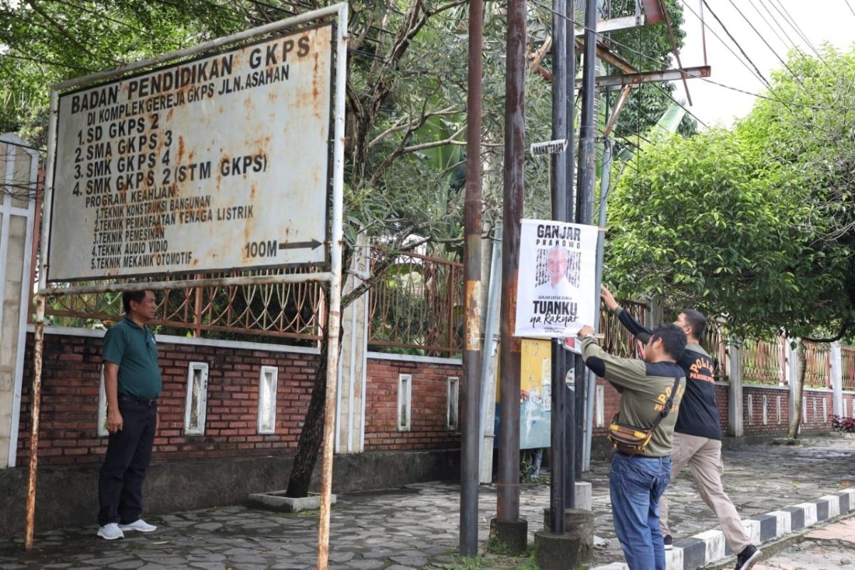 Satpol PP Pematang Siantar tertibkan atribut peserta Pemilu 2024
