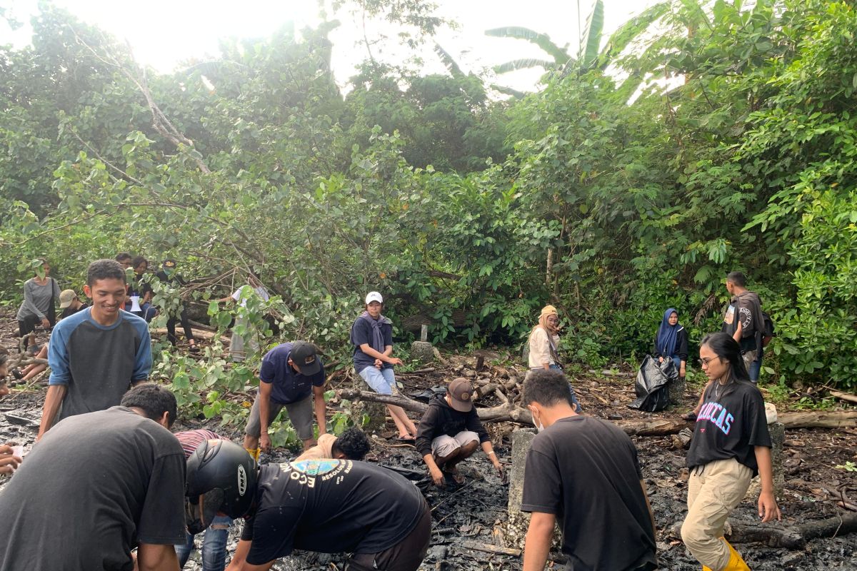 Komunitas The Mulung berhasil kumpulkan 162 kqntong sampah di Pantai Ambon