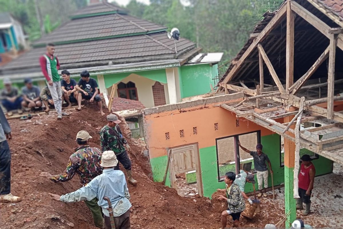 BPBD: Cuaca ekstrem picu bencana longsor dan angin kencang di Sukabumi