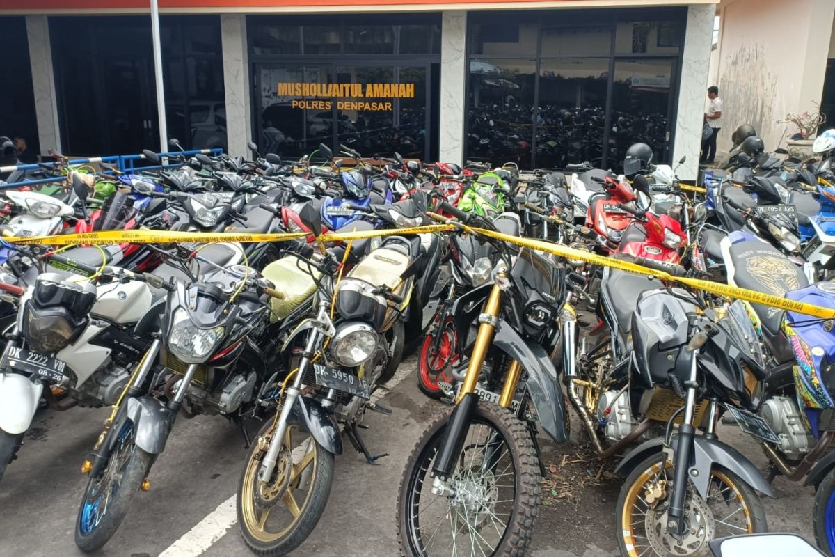 Polisi tindak 120 sepeda motor diduga balap liar di kawasan Serangan