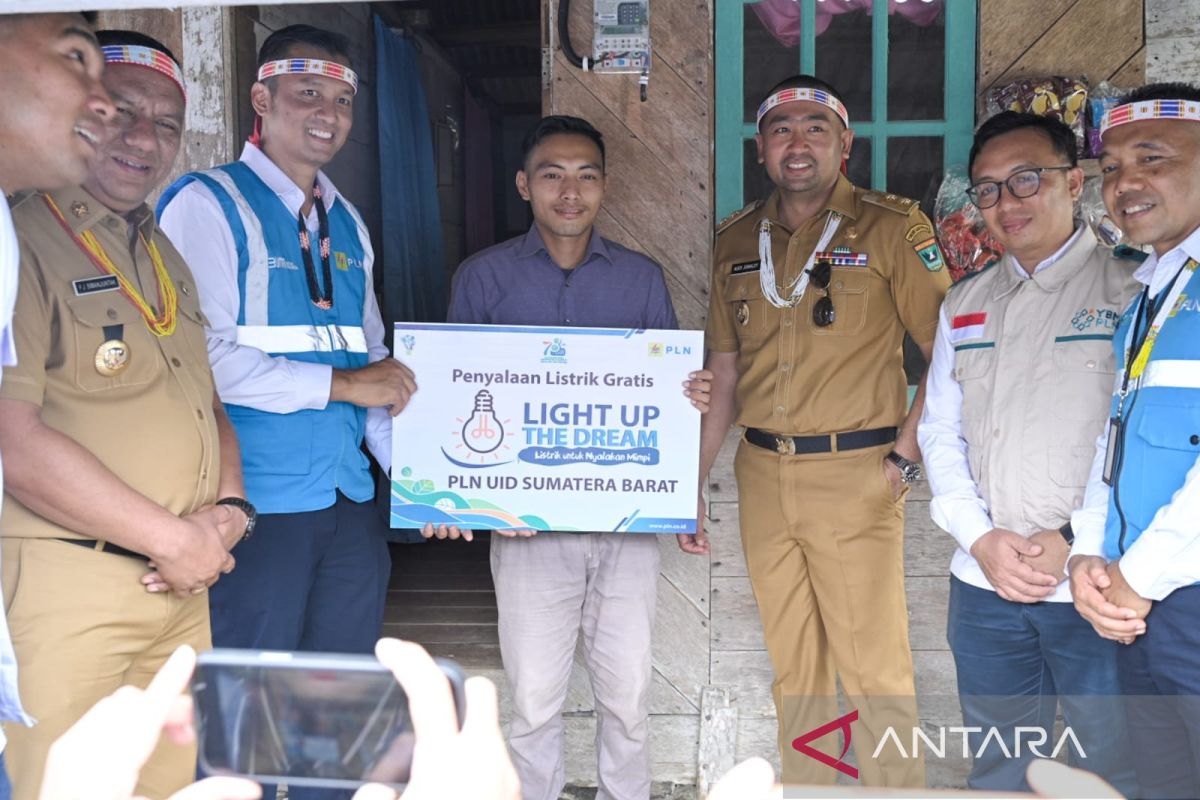 Wagub Sumbar resmikan program Pengaliran Listrik PLN Desa di Mentawai
