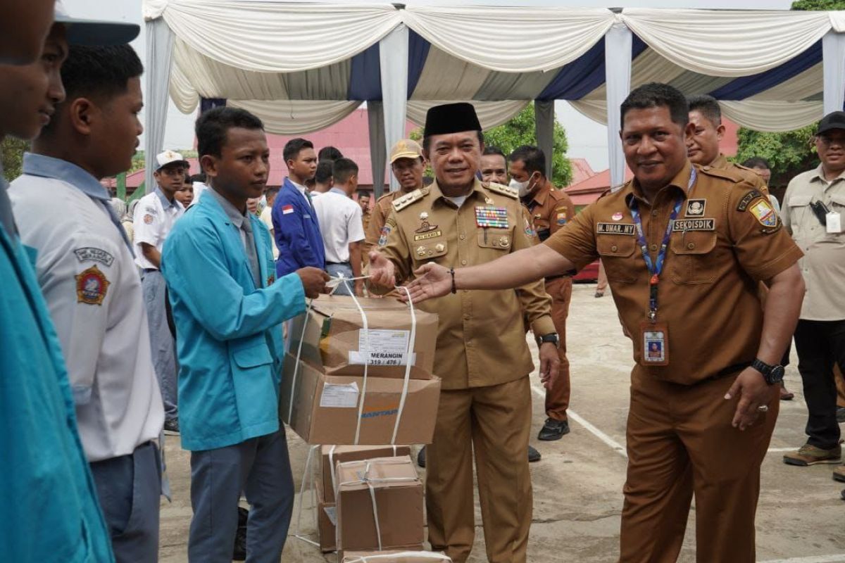 Gubernur Jambi serahkan bantuan untuk siswa tidak mampu di Merangin