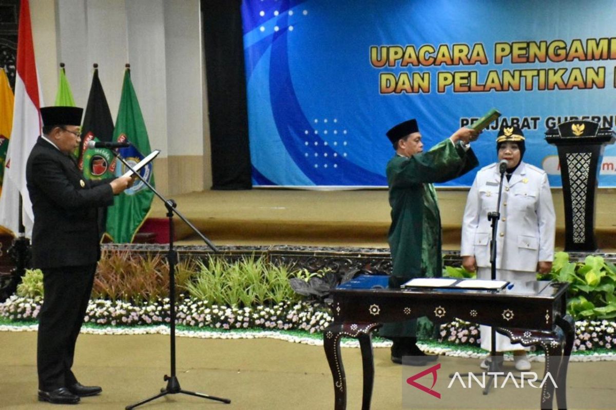 Penjabat Gubernur NTB melantik bupati perempuan pertama Lombok Barat