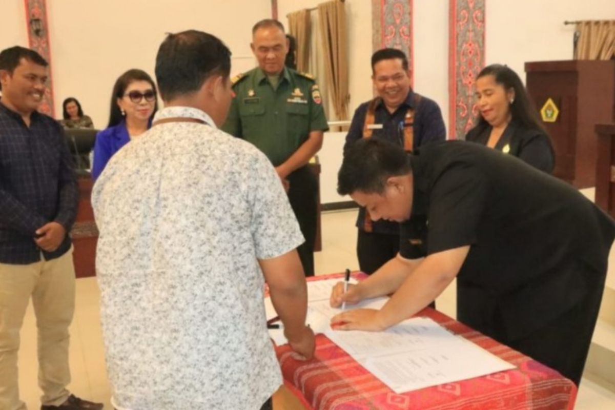 Bupati dan DPRD Samosir tanda tangani kesepakatan KUA-PPAS RAPBD Tahun 2024