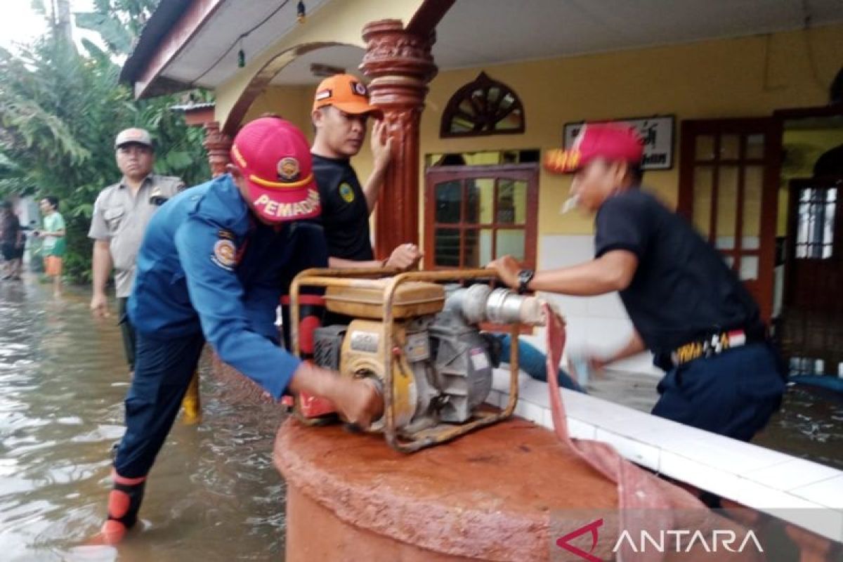 BPDB Belitung operasikan pompa air tanggulangi banjir di pemukiman warga