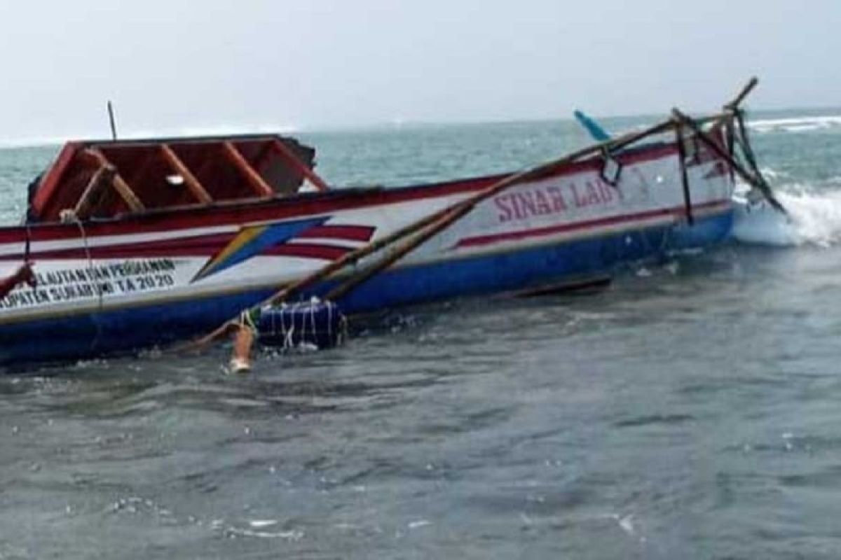 Seorang ABK tewas setelah perahunya terbalik diterjang ombak besar di perairan Laut Bagal Batre