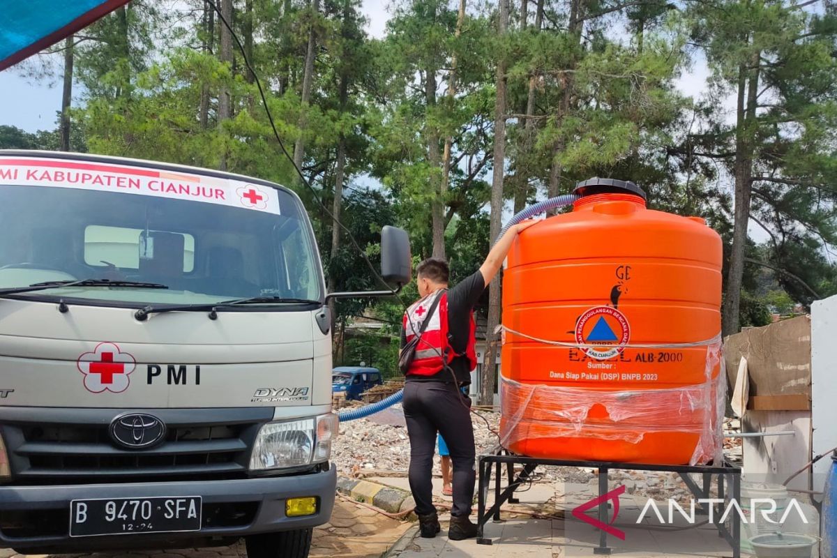 PMI masih melayani permintaan air bersih dari warga meski Cianjur mulai diguyur hujan