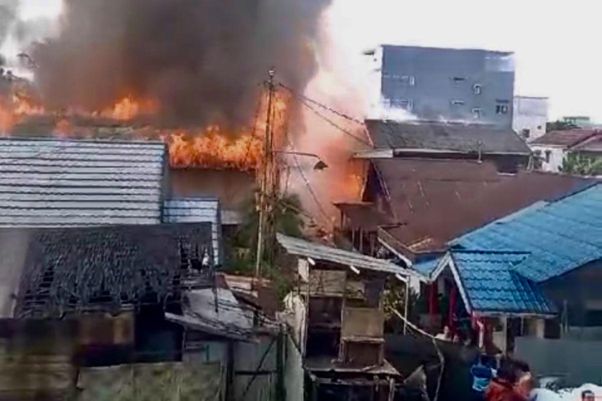 Ratusan petugas jibaku padamkan kebakaran tujuh rumah di Banjarmasin