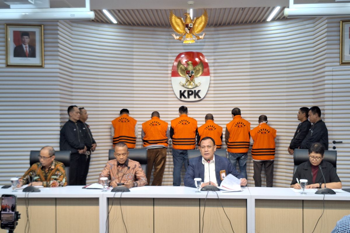 KPK tahan enam tersangka suap di Pemkab Sorong