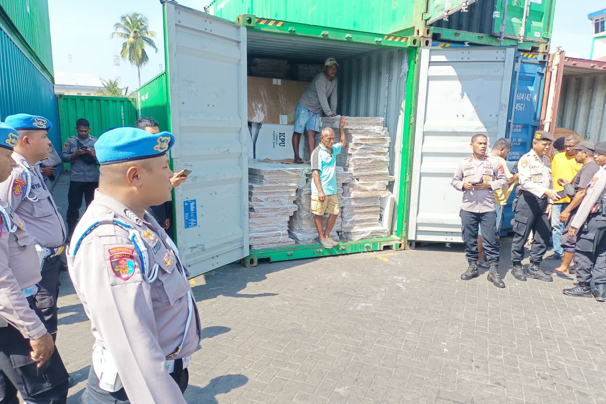 Polda Maluku kawal pengiriman logistik Pemilu ke Maluku Tengah