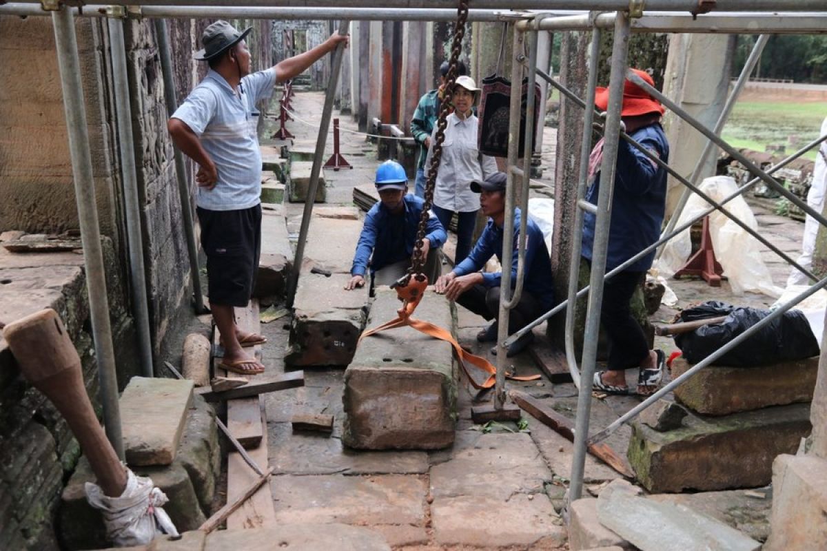 Candi Bayon Taman Arkeologi Angkor Kamboja mulai dipugar