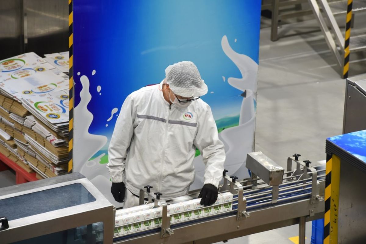 Perusahaan raksasa produk susu China Yili terus menangguk laba