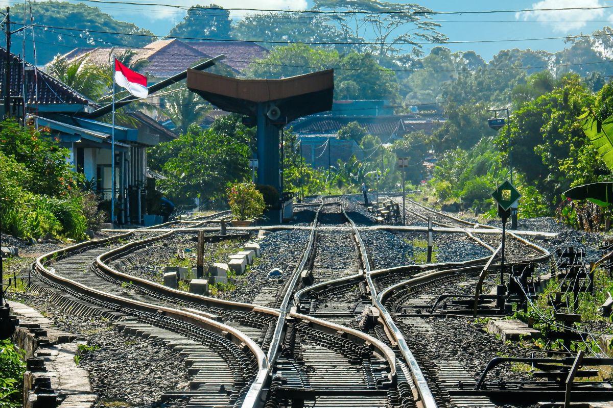 South Sumatra police arrest three over railroad track theft