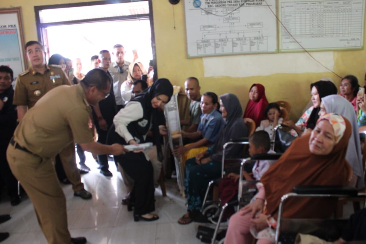 Pemprov Lampung berikan bantuan kepada 100 penyandang disabilitas di Pesawaran
