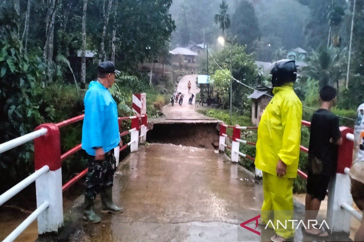 Satu unit jembatan putus dihantam banjir di Mandailing Natal