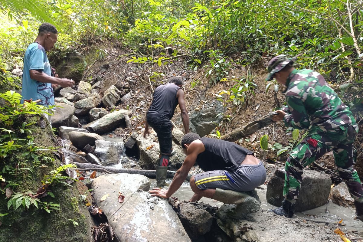 Satgas Pamtas RI-PNG bantu warga perbaiki sumber aliran air bersih
