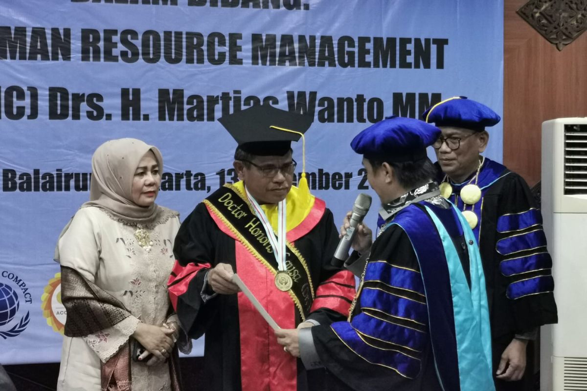 Sekda Bukittinggi raih gelar Doktor Kehormatan dari UIPM Malaysia