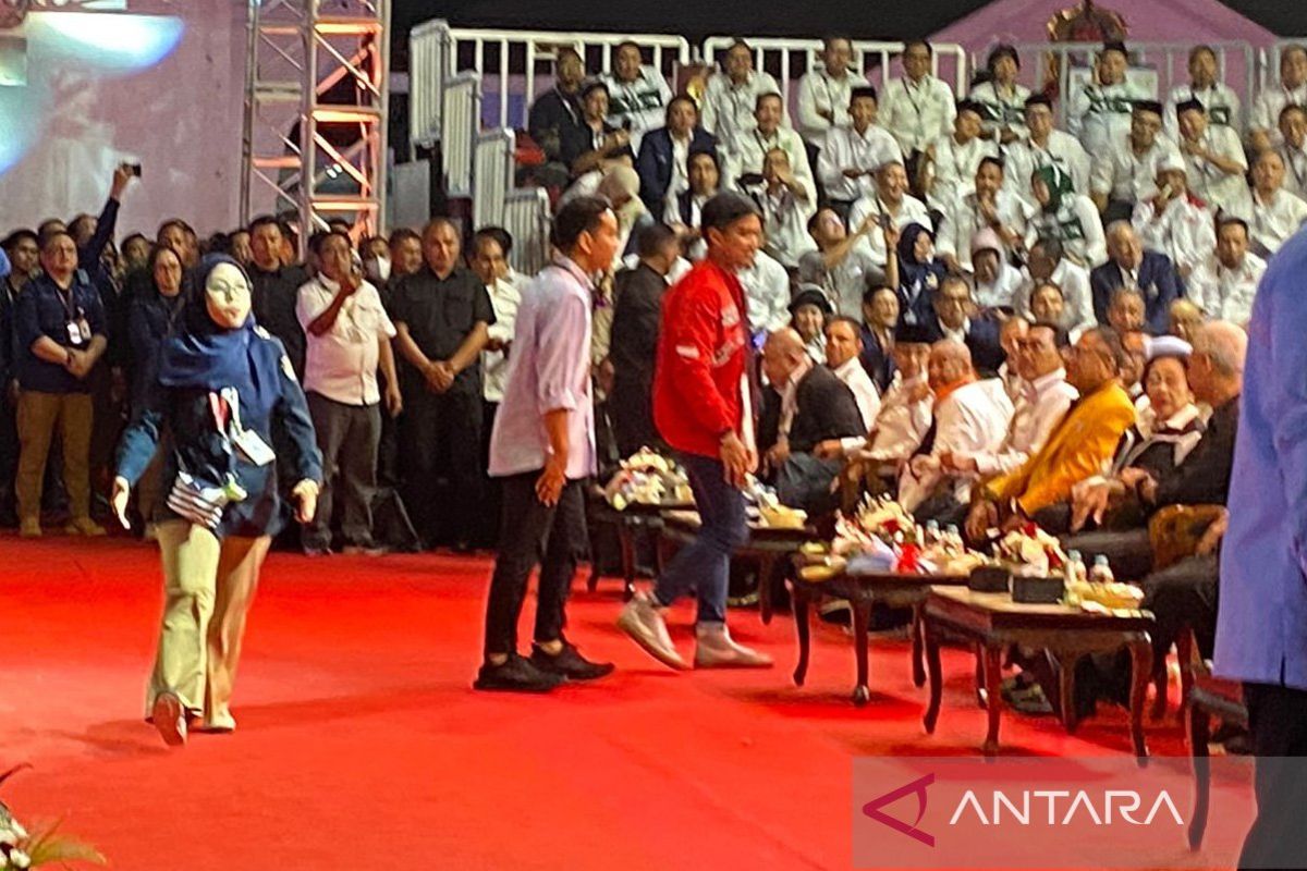 Kaesang-Gibran kompak sapa Megawati di KPU RI
