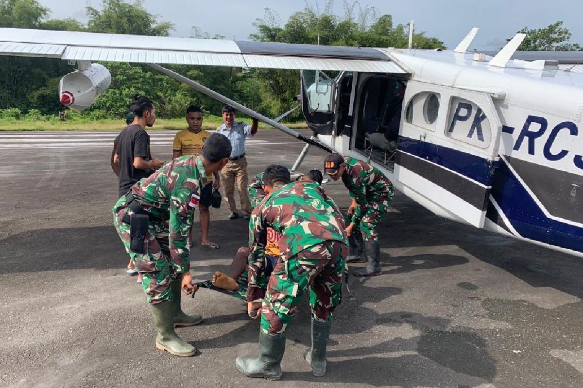 Yonif 310/KK membantu evakuasi warga terluka di Batom perbatasan RI-PNG