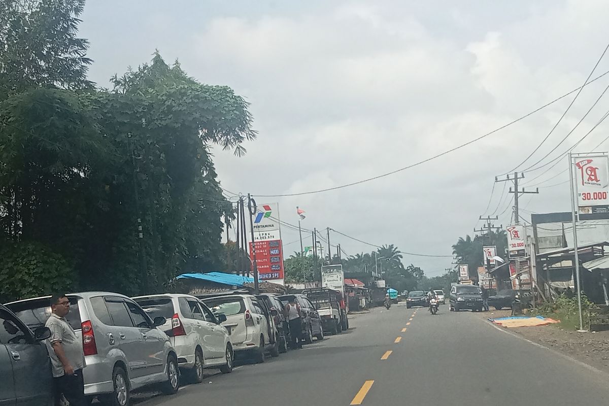 Antrean kendaraan penuhi setiap SPBU di Pasaman Barat