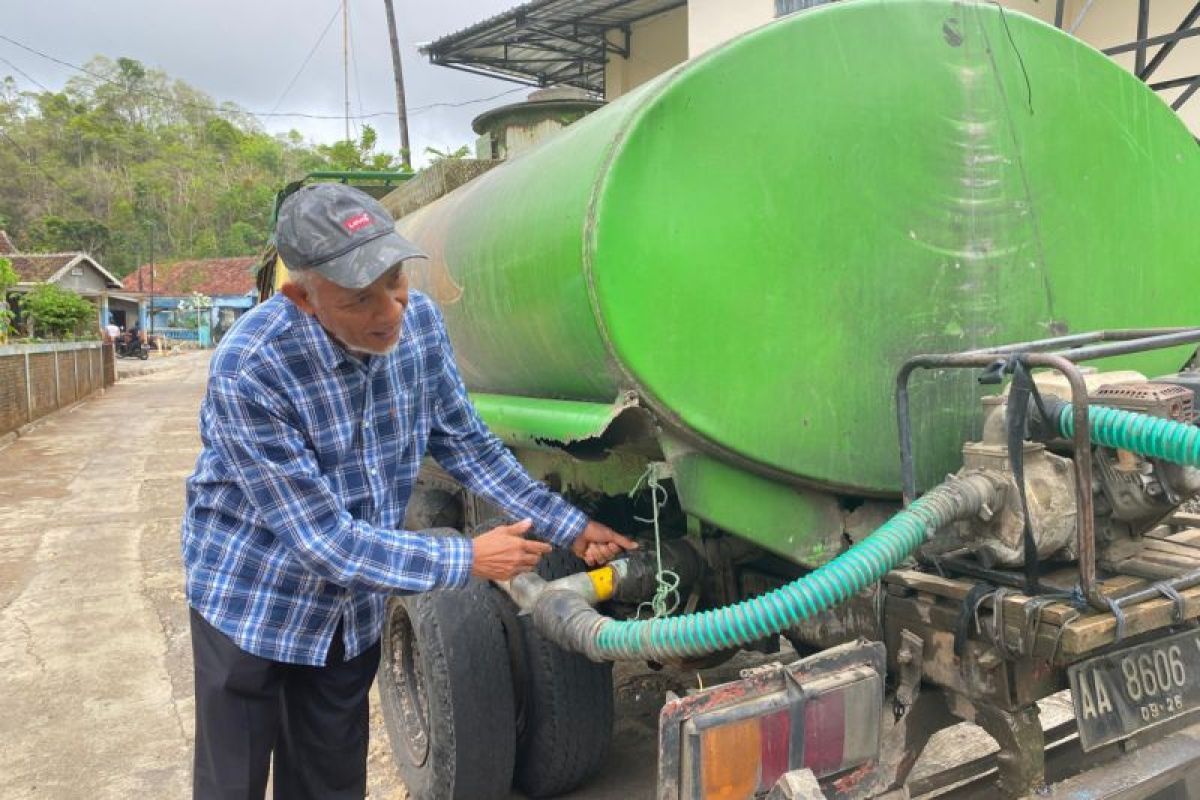 Sri Purnomo dropping 50.000 liter air bersih di Gunungkidul