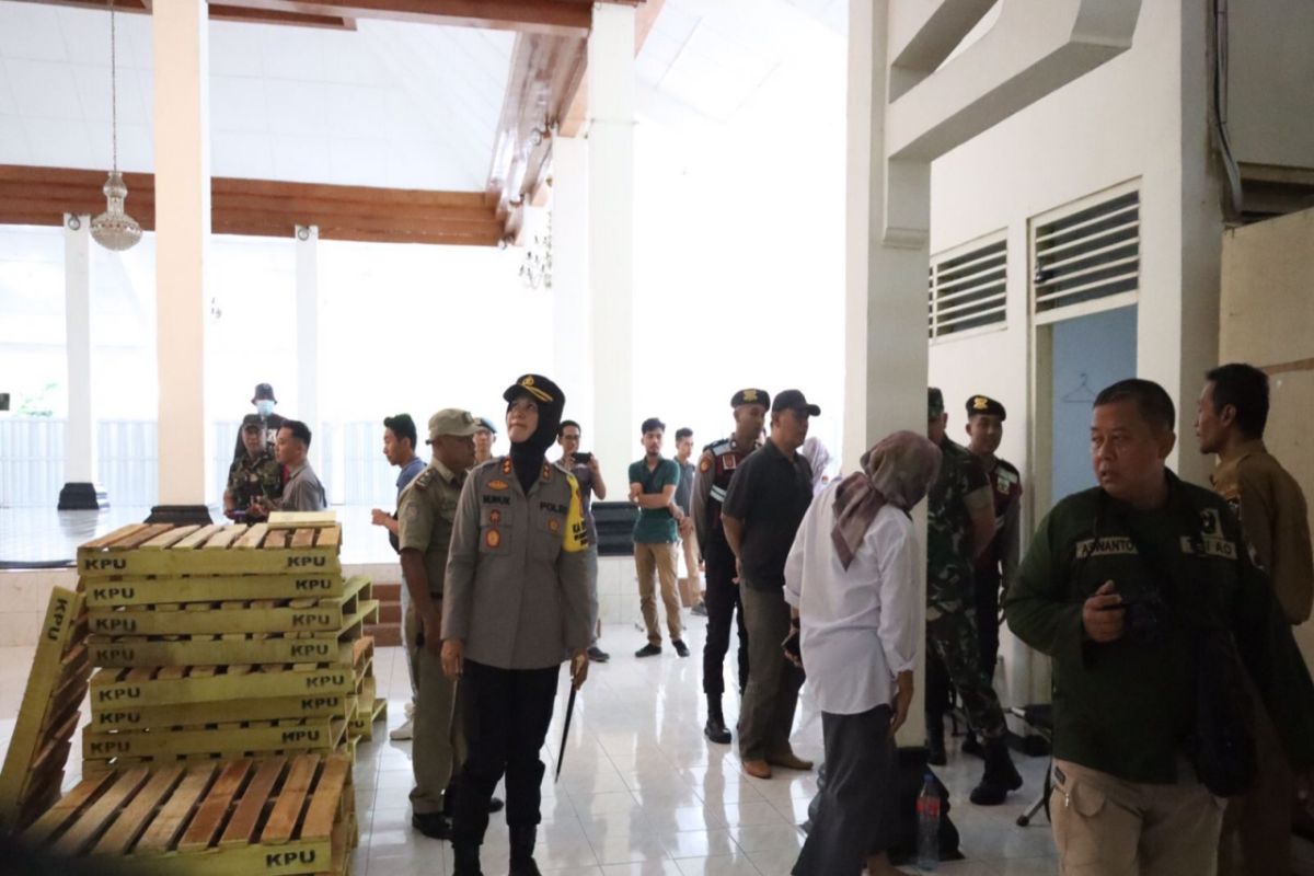 Pastikan keamanan logistik pemilu, Kapolres Kulon Progo cek gudang logistik
