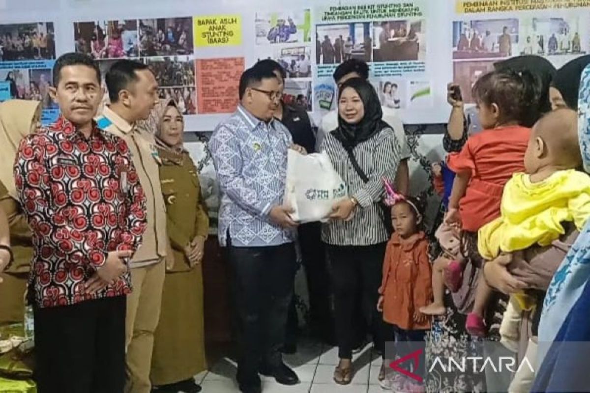 Pemkot Bengkulu salurkan 100 paket sembako untuk warga rentan stunting