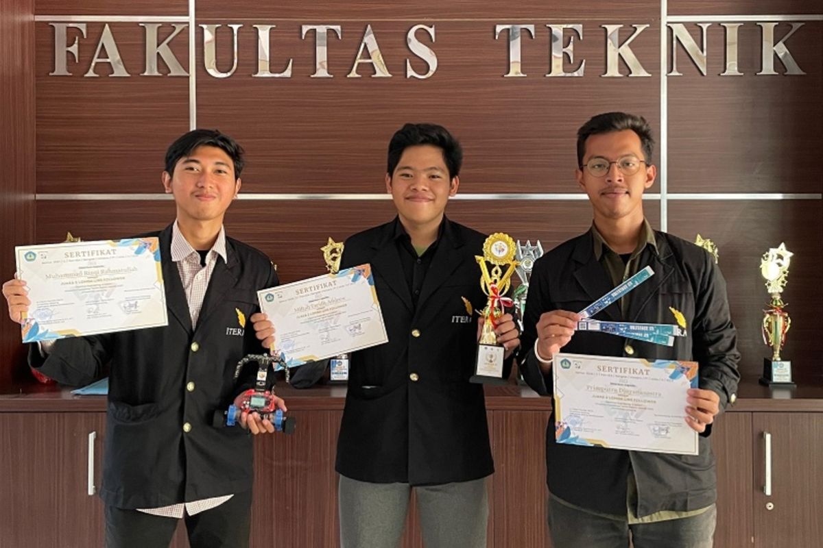 Tim Tron-Bot Itera raih juara lomba robot "Line Follower"