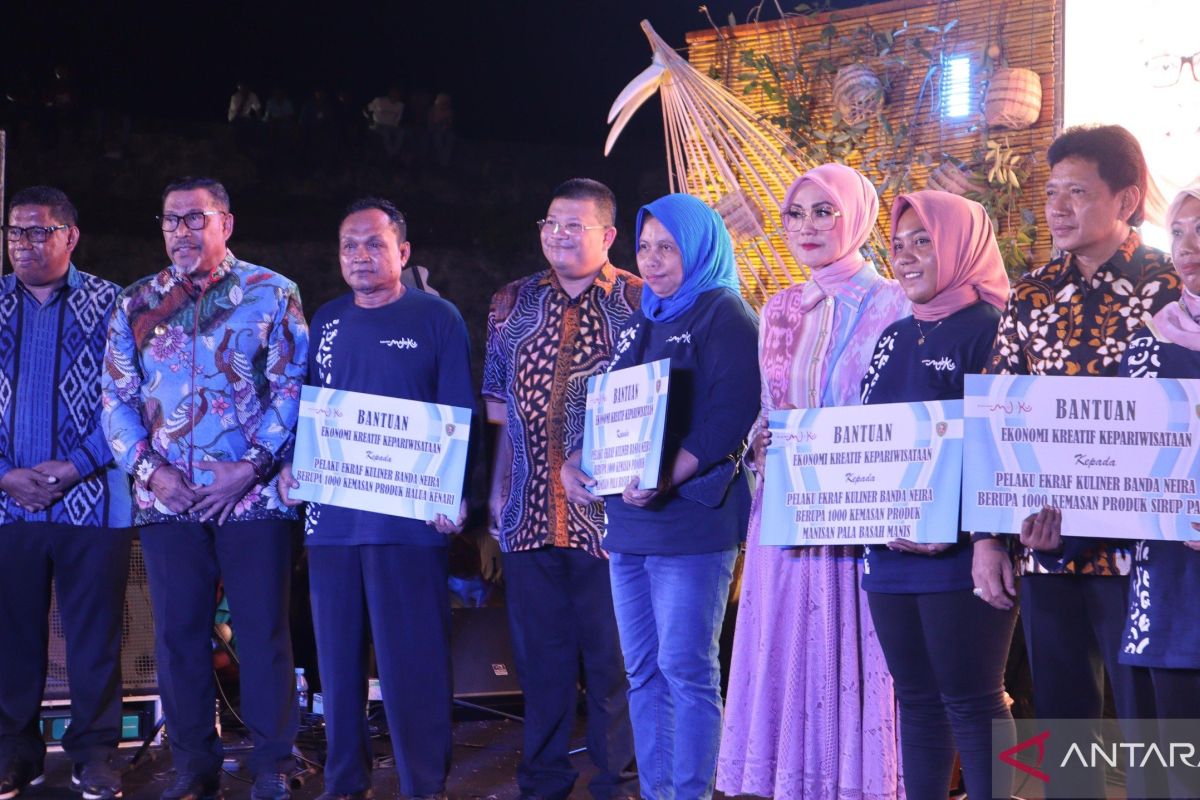 Gubernur Maluku serahkan bantuan 6.000 kemasan kepada UMKM di Banda Naira