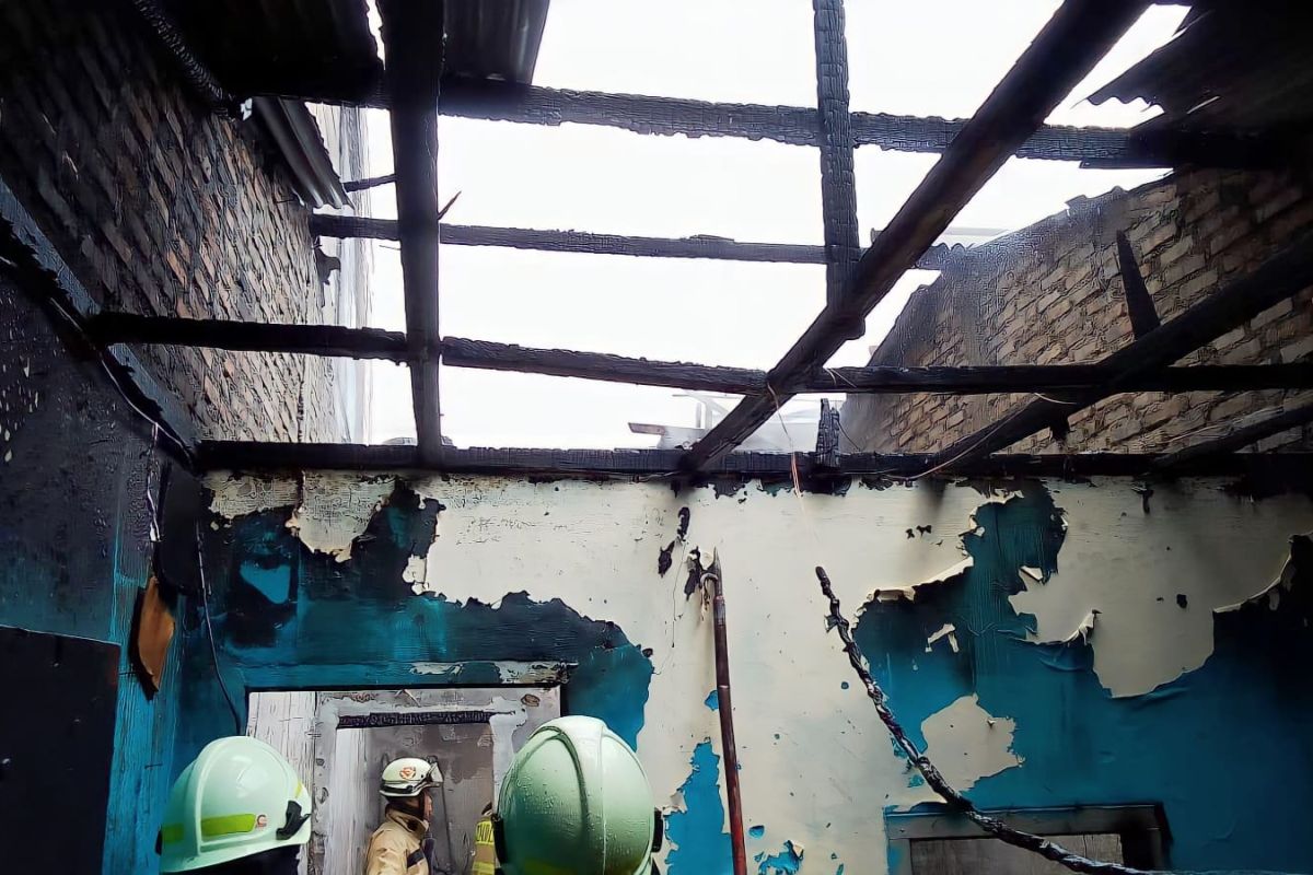 Diduga korsleting, dua rumah kontrakan di Makasar terbakar