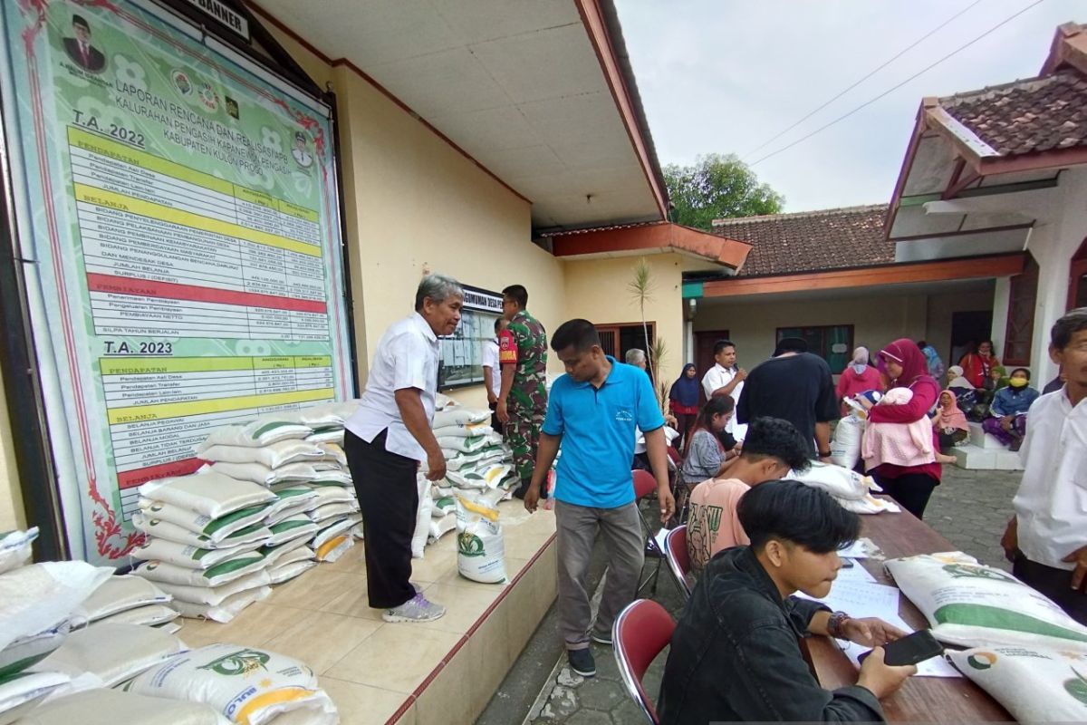 Ratusan warga Pengasih di Kulon Progo mendapat bantuan beras pemerintah