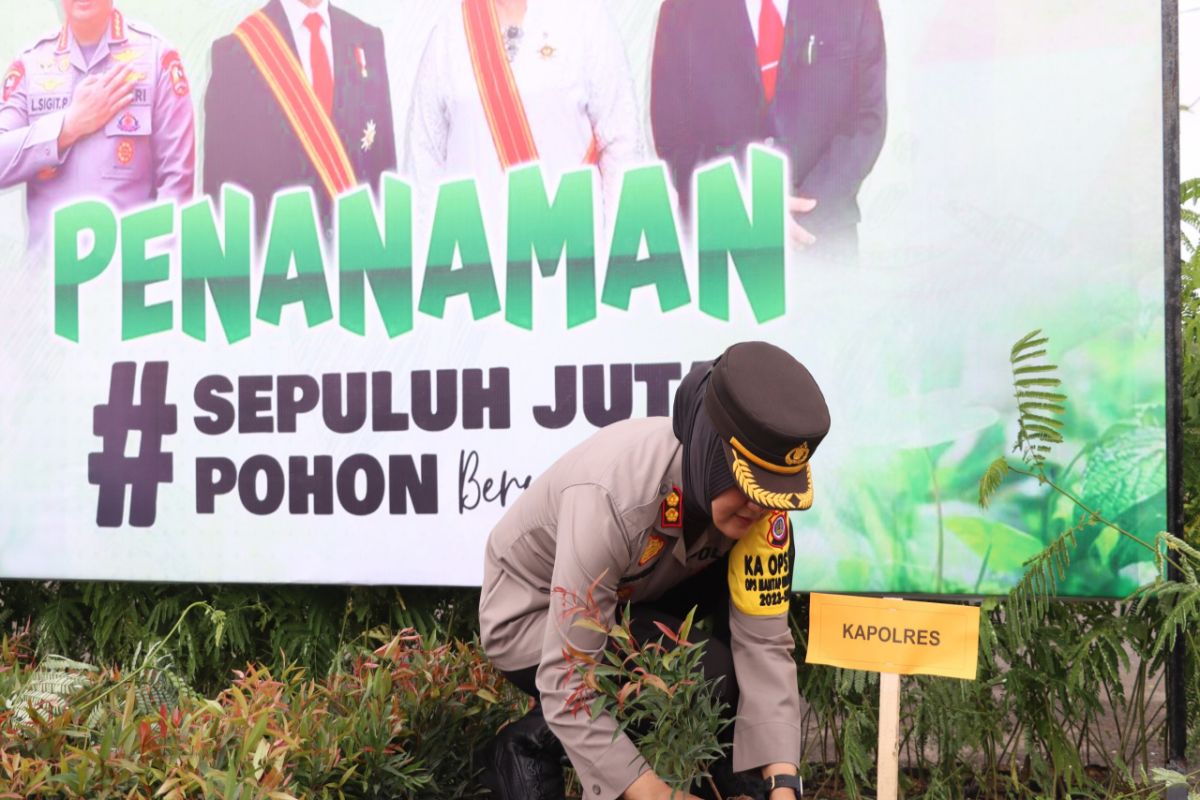 Dukung zona hijau, Polres Kulon Progo tanam pohon di kompleks Cangkring