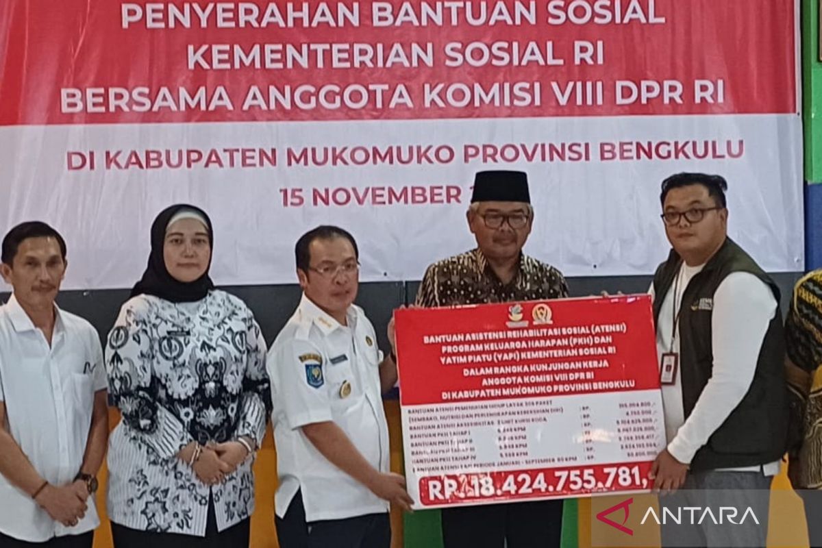 Kemensos serahkan bantuan kepada 305 penyandang disabilitas Mukomuko