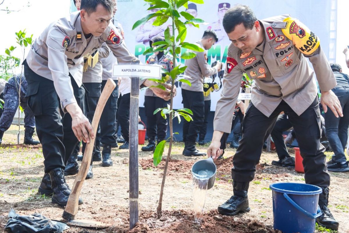 Polda Jateng tanam 36 ribu pohon untuk penuhi program  nasional