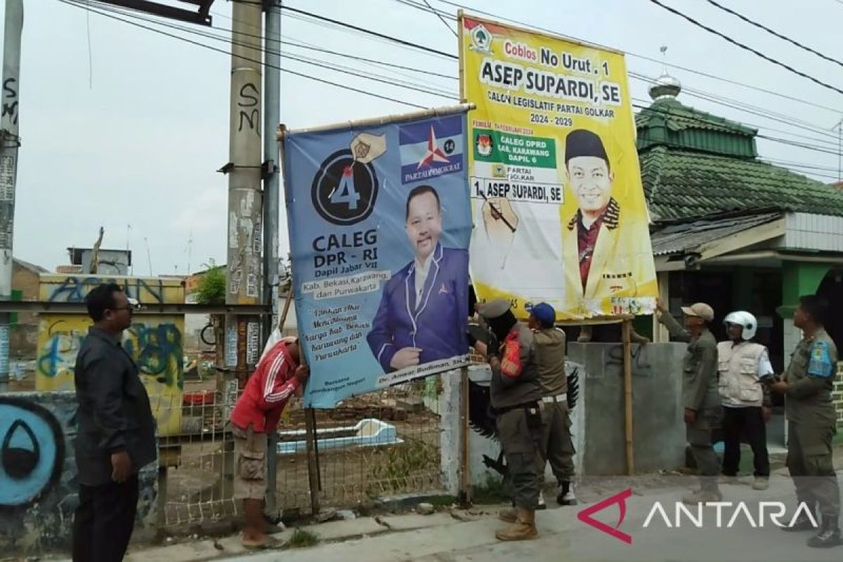 Bawaslu Karawang temukan ribuan peraga sosialisasi 'berbau' kampanye