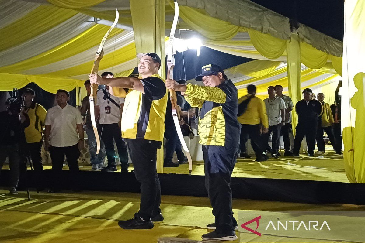 Minister Dito, Governor shoot arrows to open 18th POMNAS in South Kalimantan