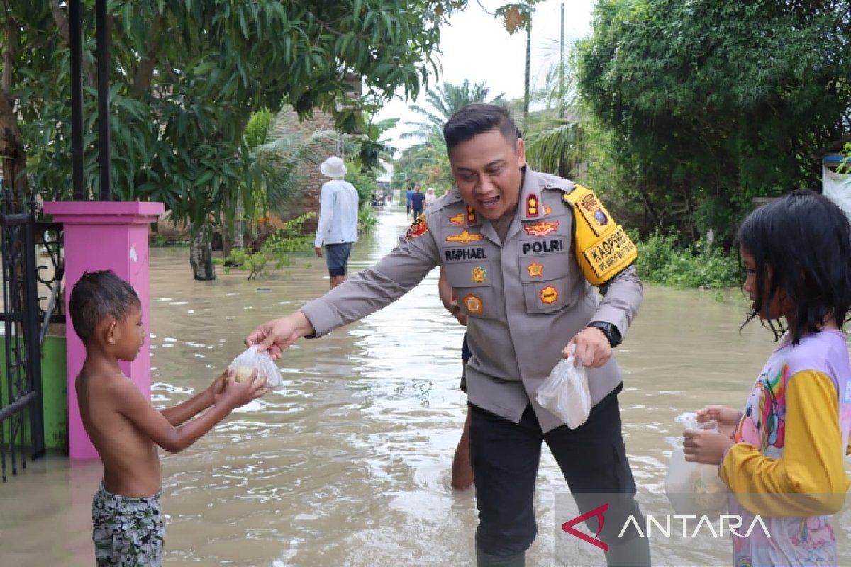 Kapolresta Deli Serdang blusukan ke lokasi banjir sambil berikan bantuan