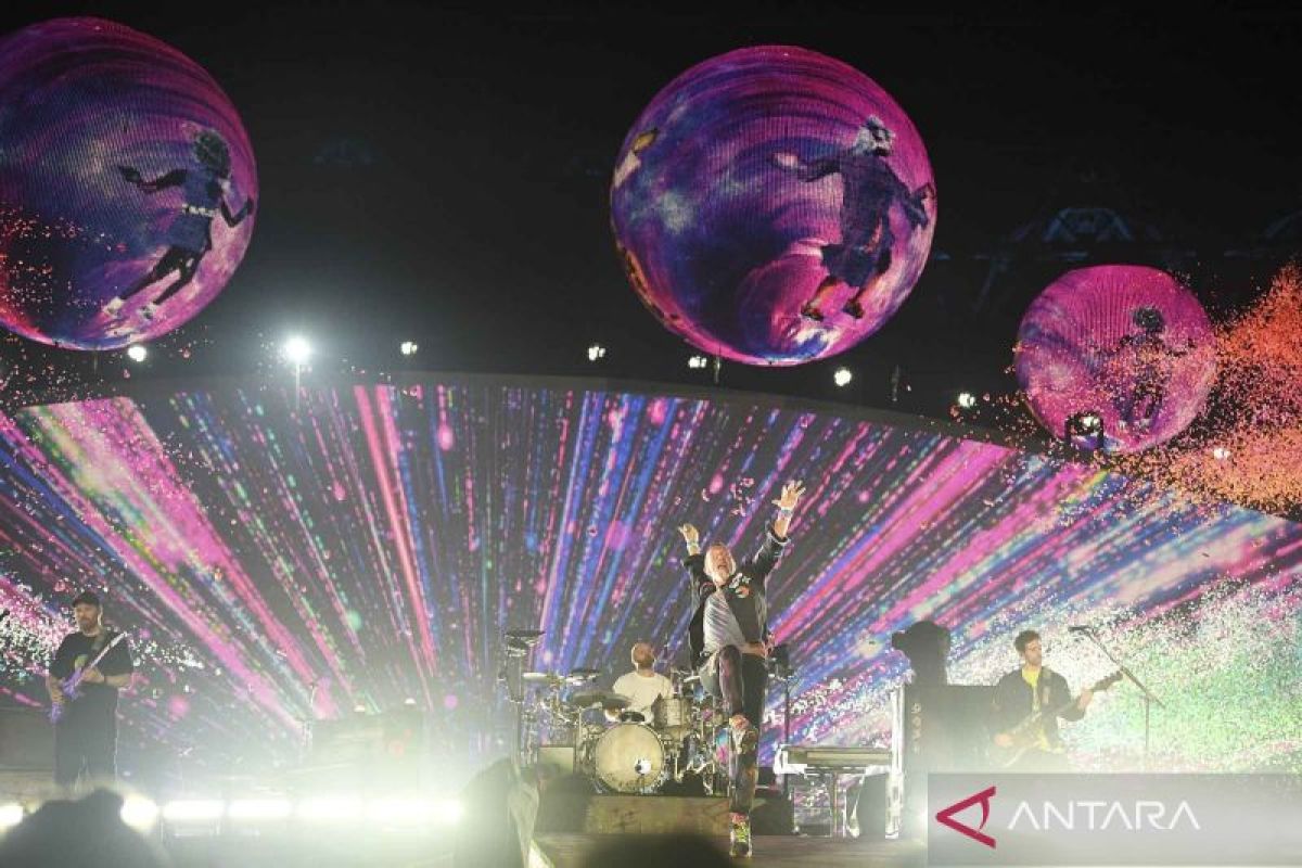 Penonton dikejutkan dengan penampilan Maliq & D'Essentials di panggung Coldplay