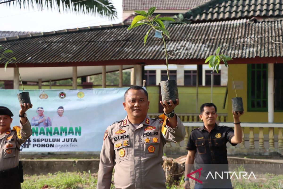 Polisi Bangka Tengah gelar aksi penanaman 100 pohon
