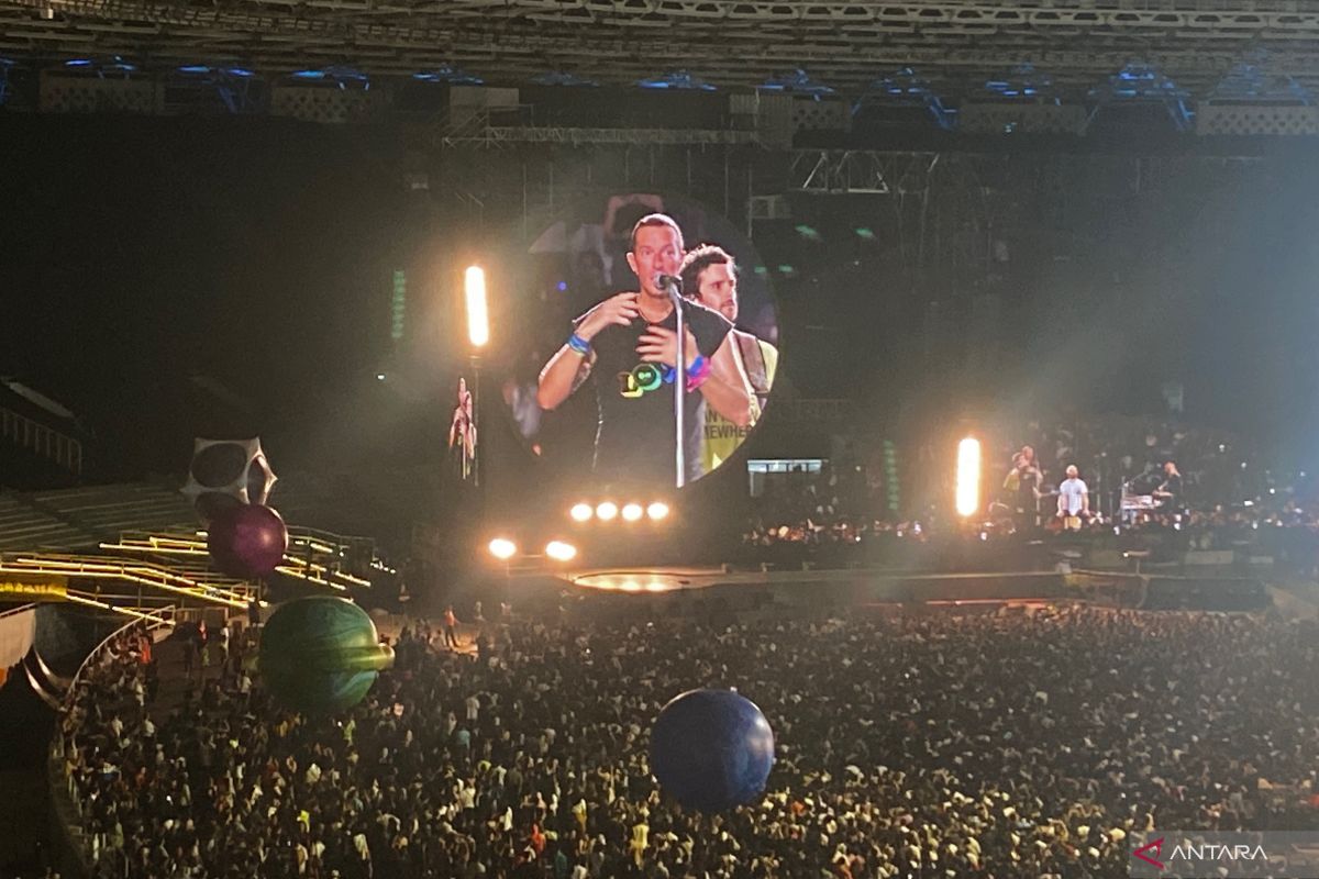 Coldplay ganti bendera pelangi dengan warna putih bertuliskan 